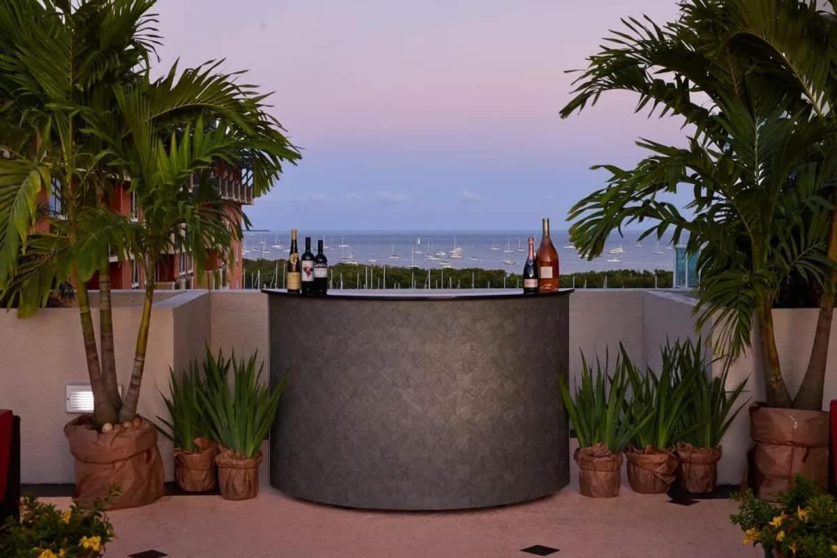 Mvr-modern Touches Coconut Grove Warmth Apartment