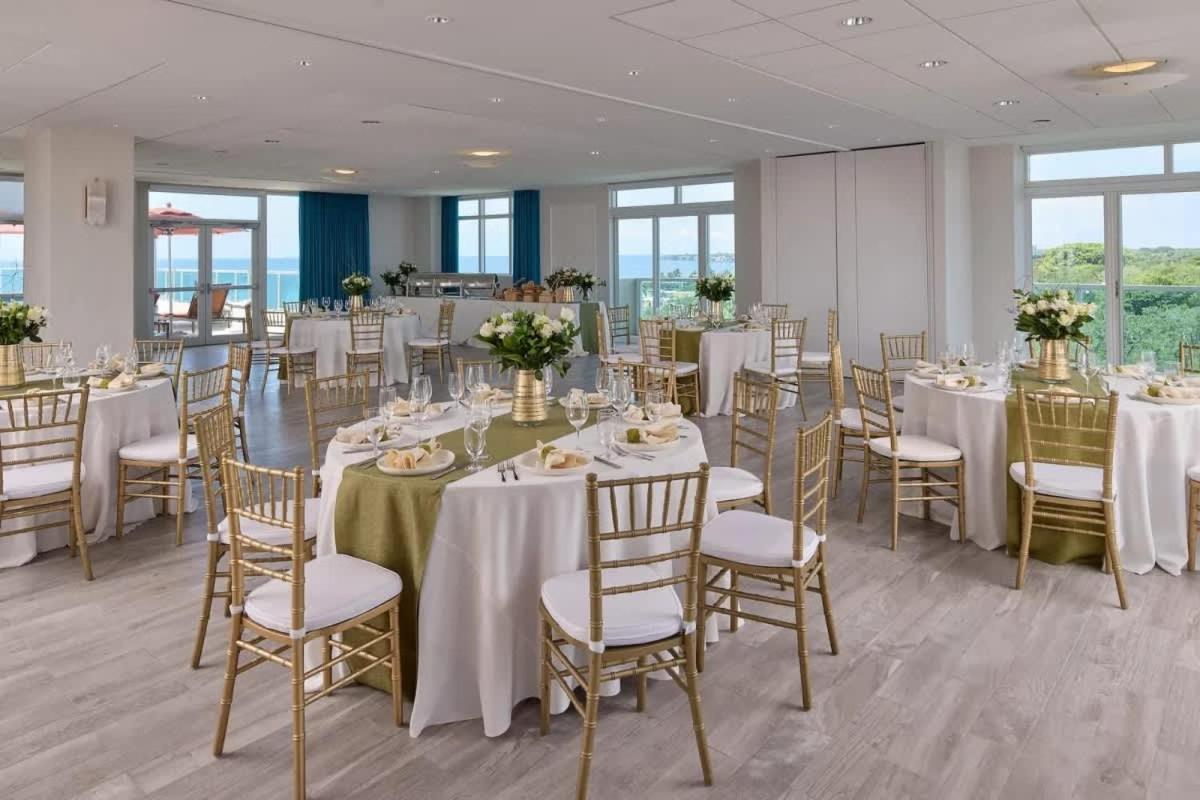 Mvr-modern Touches Coconut Grove Warmth *