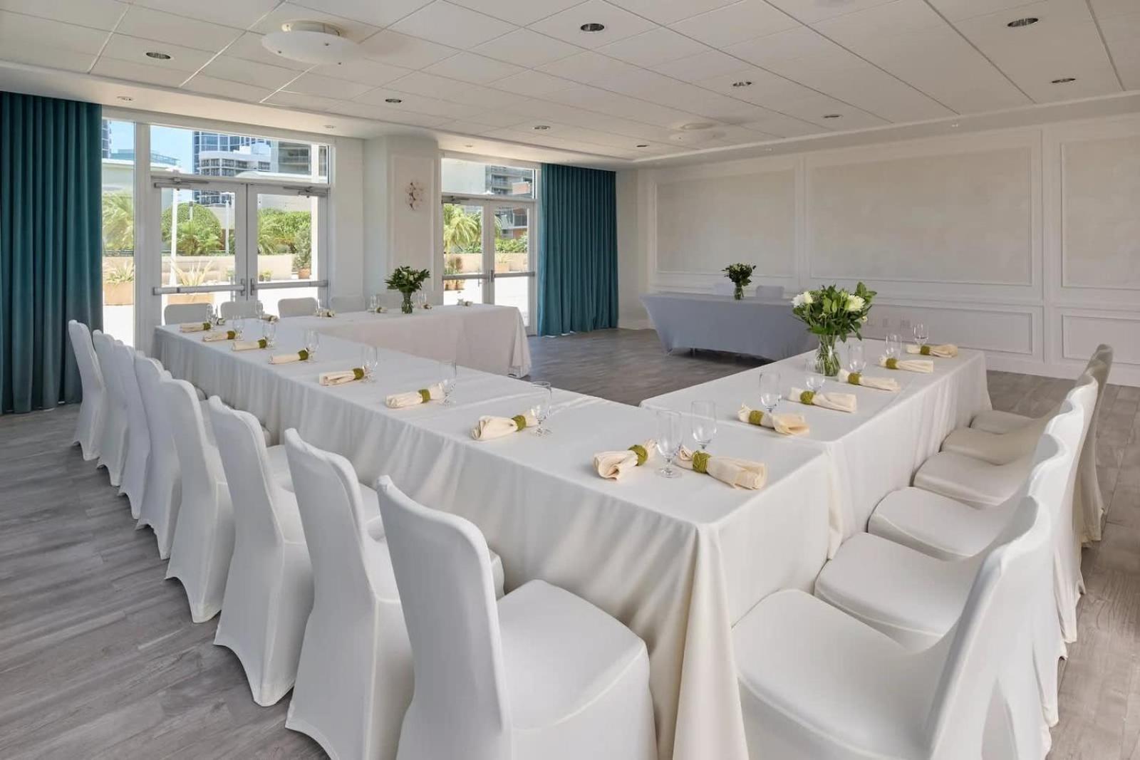 Mvr-modern Touches Coconut Grove Warmth Apartment *