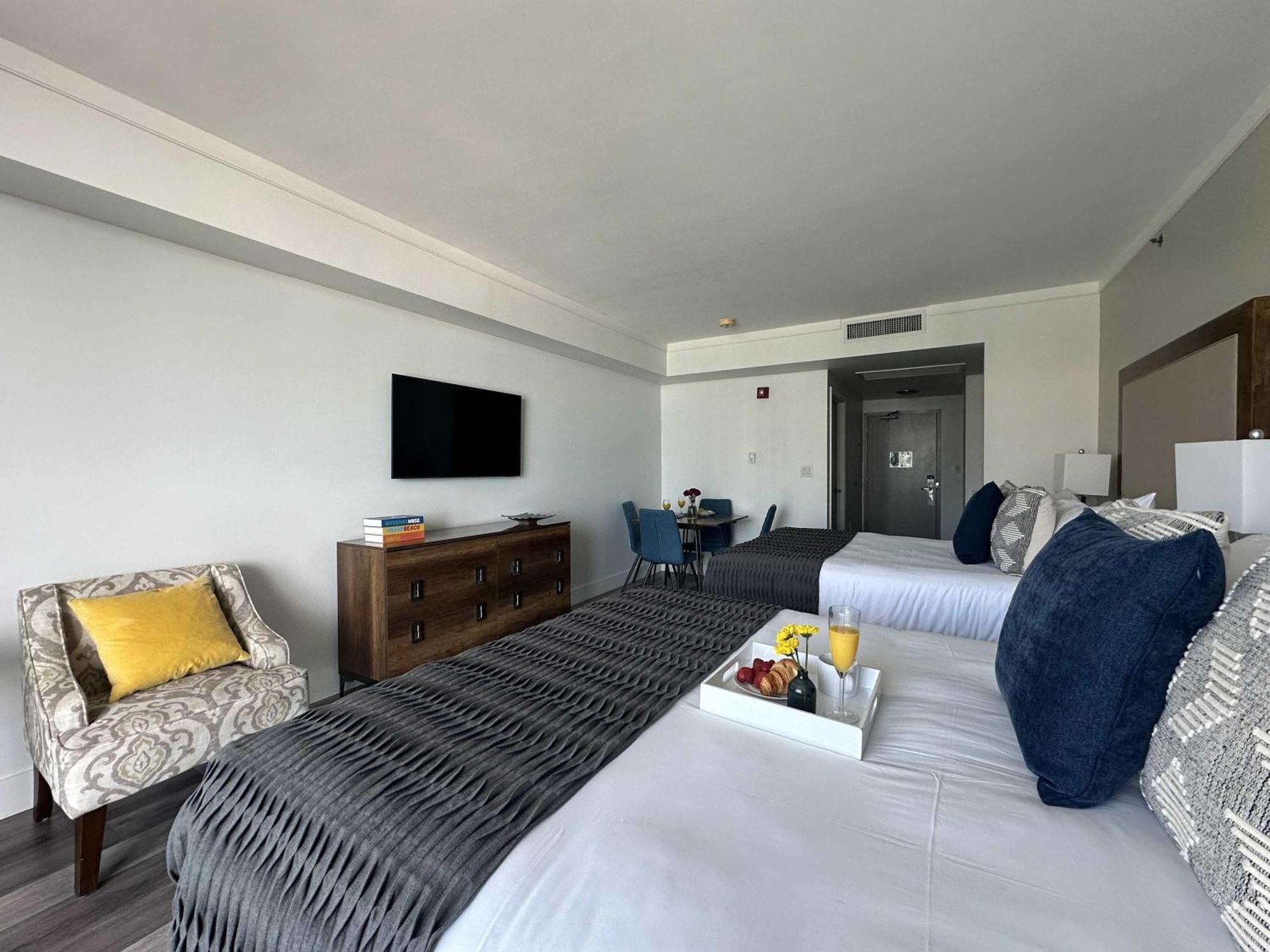 Mvr-modern Touches Coconut Grove Warmth Miami
