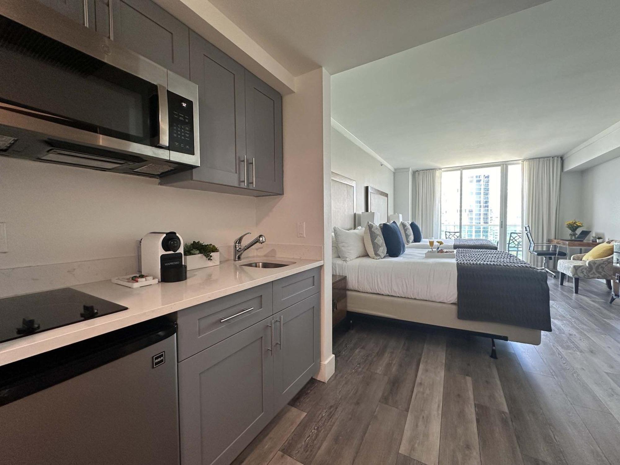 Mvr-modern Touches Coconut Grove Warmth Apartment