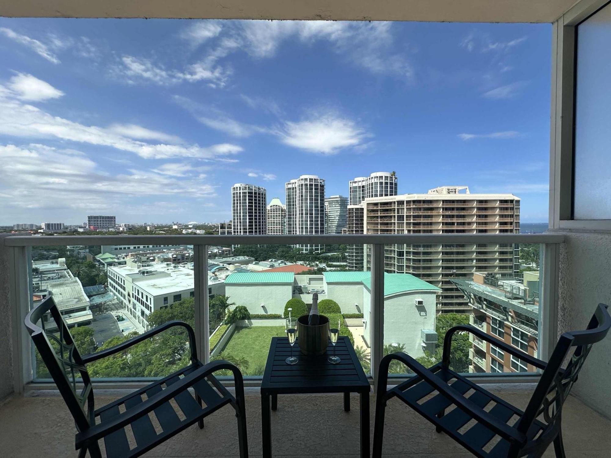 Mvr-modern Touches Coconut Grove Warmth Apartment *