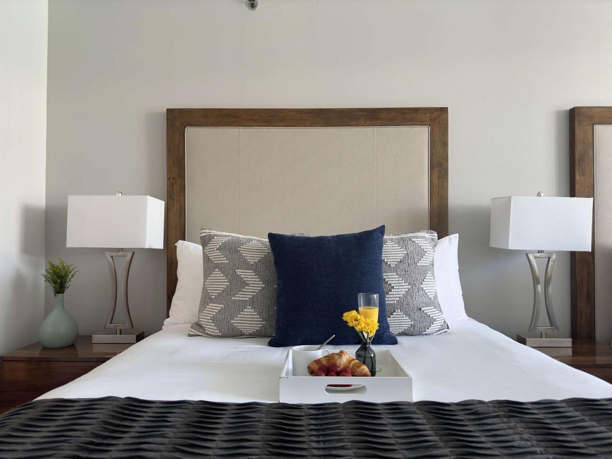 Apartment Mvr-modern Touches Coconut Grove Warmth *